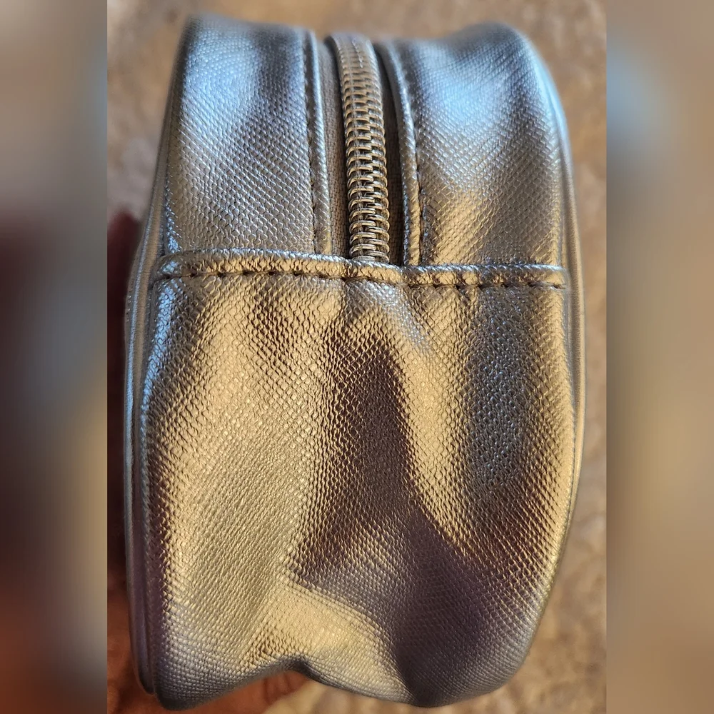 Vince Camuto Medallion Cosmetic Pouch/Clutch in Silver NWOT SALE 🤑🤑🤑🤑🤑🤑 - Picture 8 of 16